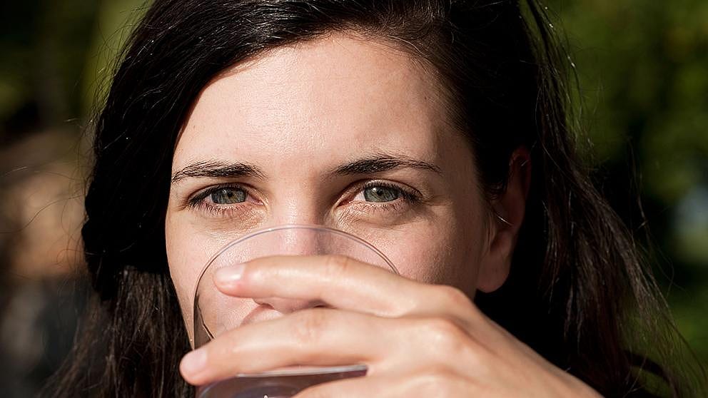 Donna mentre beve acqua
