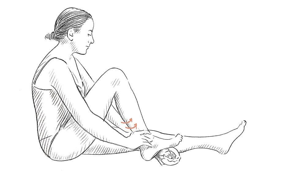 Donna strofina i pollici sul tendine d'Achille