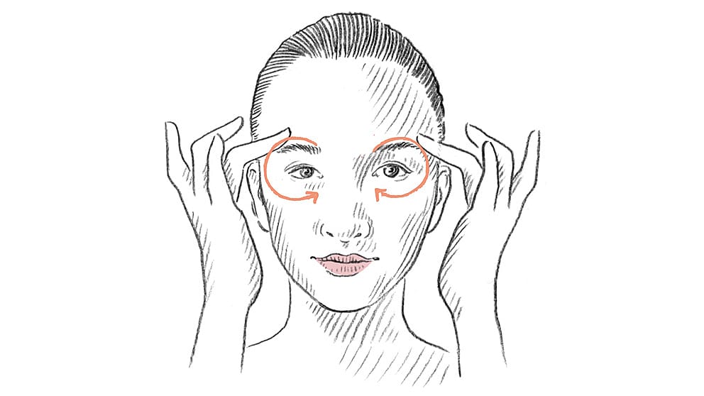Disegno sul massaggio viso: Usate la punta delle dita per accarezzare, senza pressione, la zona perioculare, dalla radice del naso fino all'arco sopraccigliare.