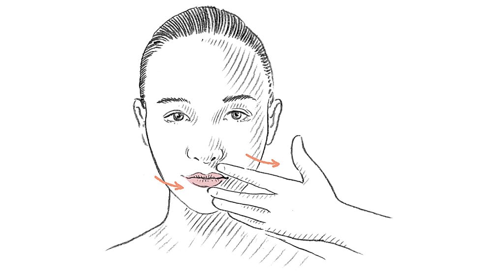 Disegno sul massaggio viso:  Allargate le dita e fate scivolare la mano delicatamente sulla zona della bocca.