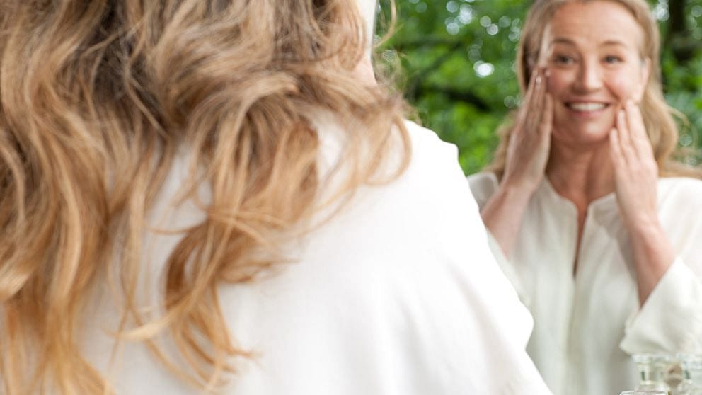Donna applica il prodotto sul viso