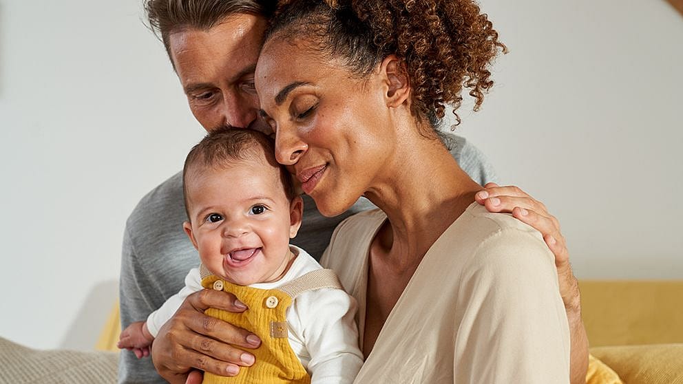 Genitori felici con bambino che ride