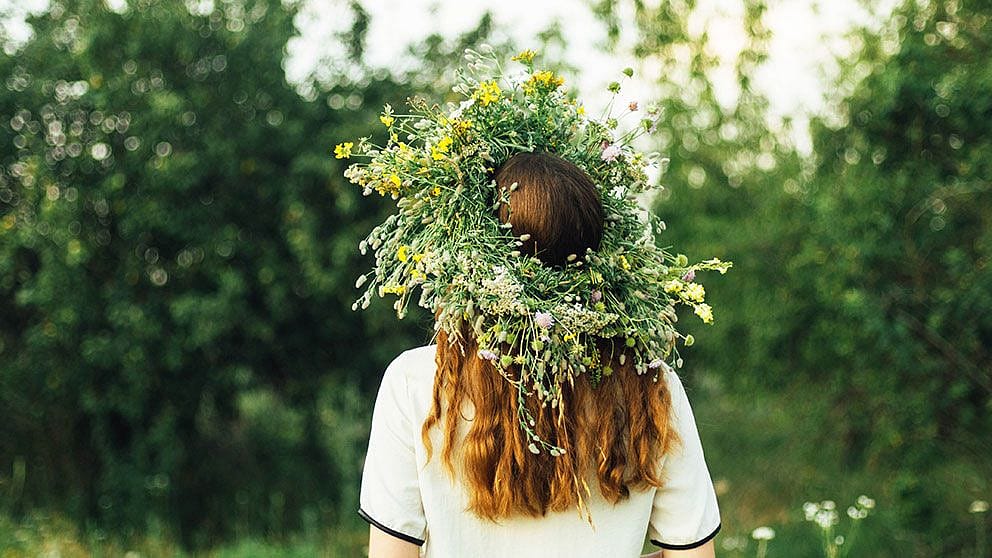 Ragazza di spalle con corona di fiori in testa