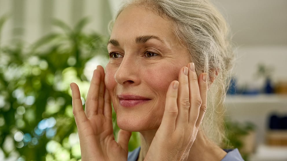donna applica la crema viso