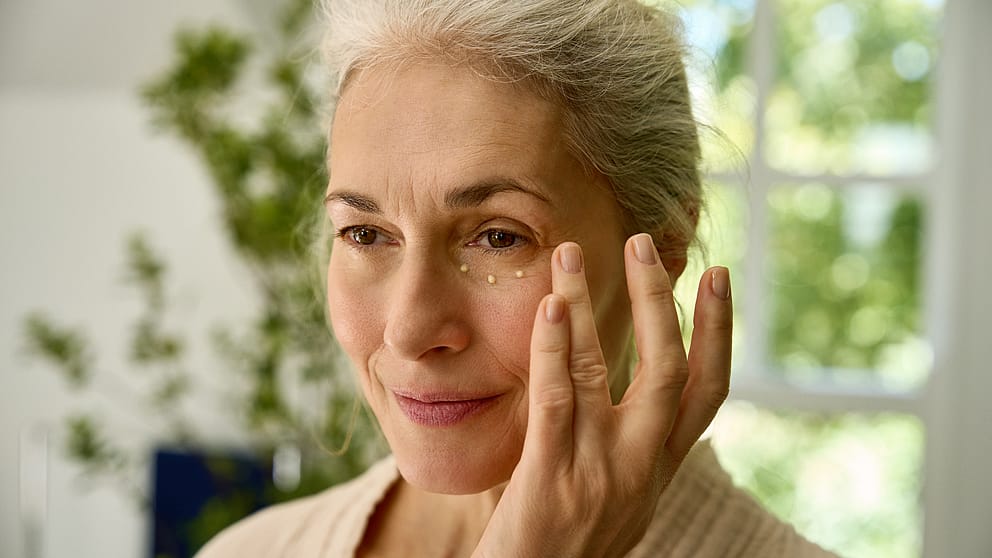 donna applica la crema contorno occhi