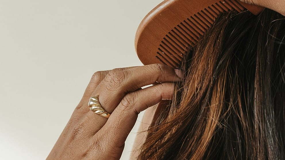 donna con un pettine tra i capelli