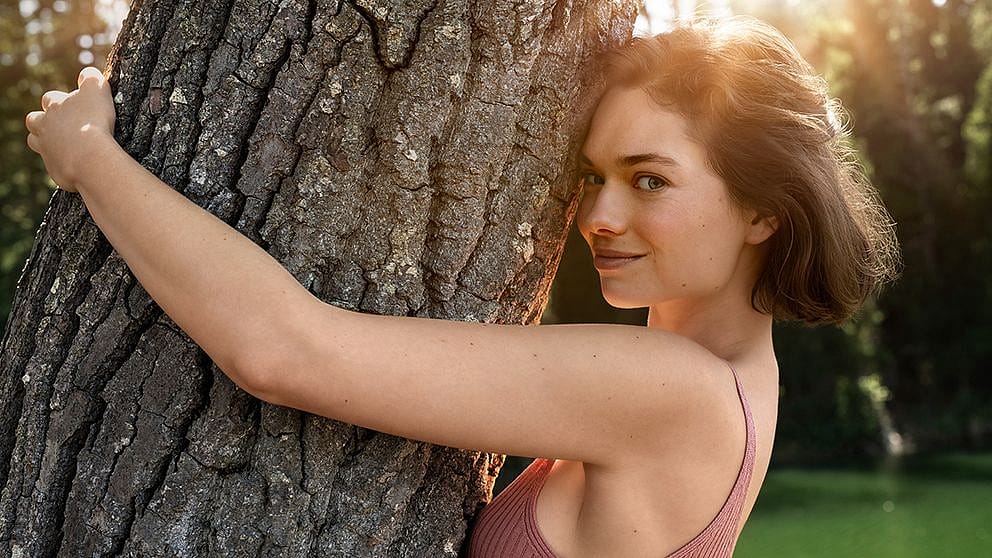 La donna abbraccia l'albero