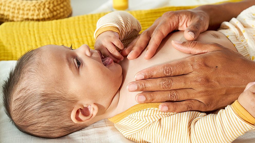 massaggio al neonato