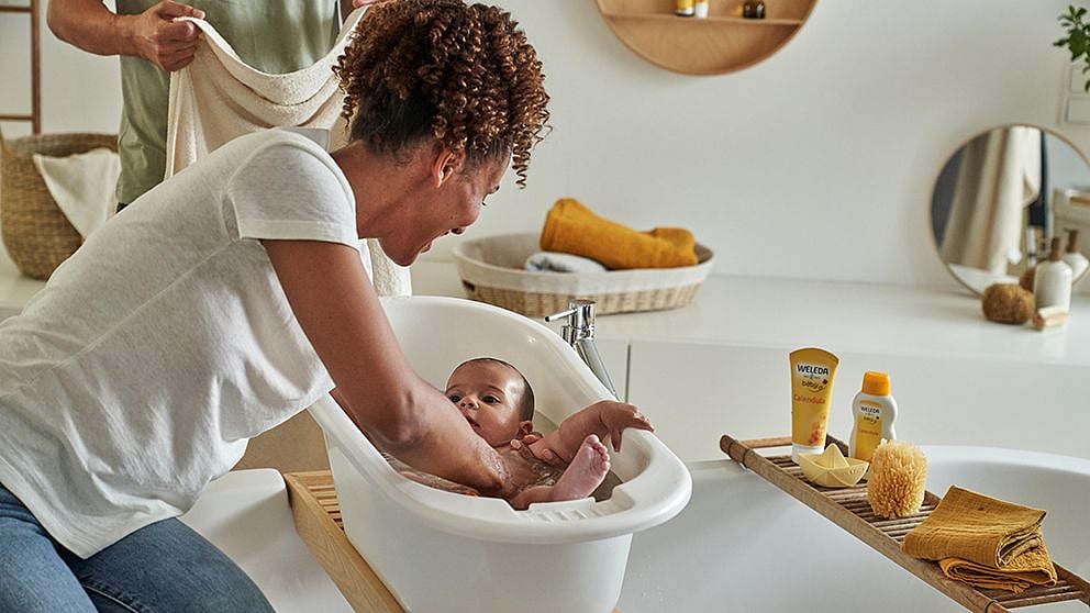 I genitori fanno il bagno al bambino