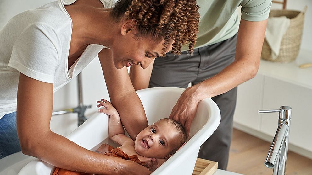 I genitori fanno il bagno al bambino